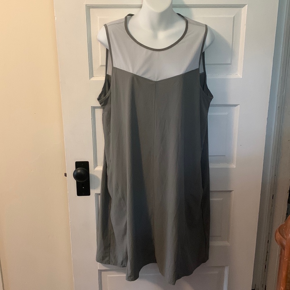 Toad & Co dress size XL, nylon & spandex, mesh neckline, pockets, gray